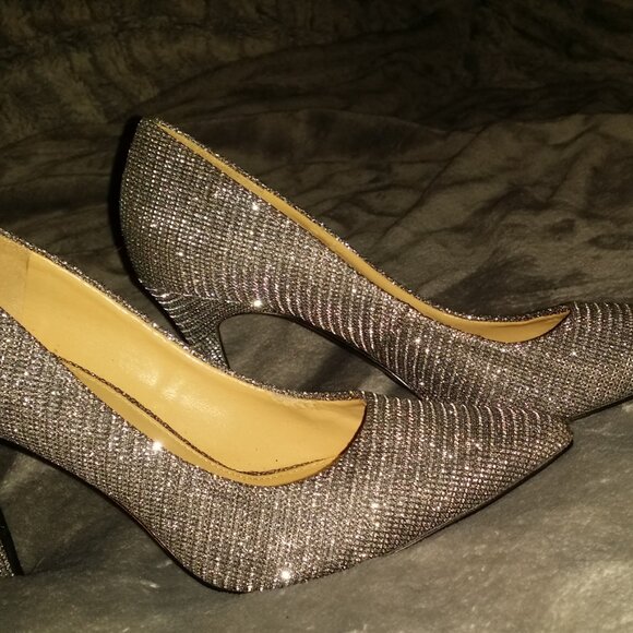 Michael Kors Dorothy Flex pumps with a glitter chain mesh finish. - Picture 3 of 5